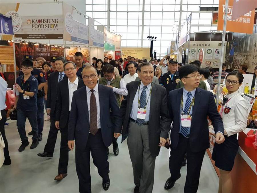 東元集團會長黃茂雄(前排左二),引導高雄代理市長葉匡時(前排左一)等人,參觀東元展出的食品攤位。(圖/顏瑞田攝)
