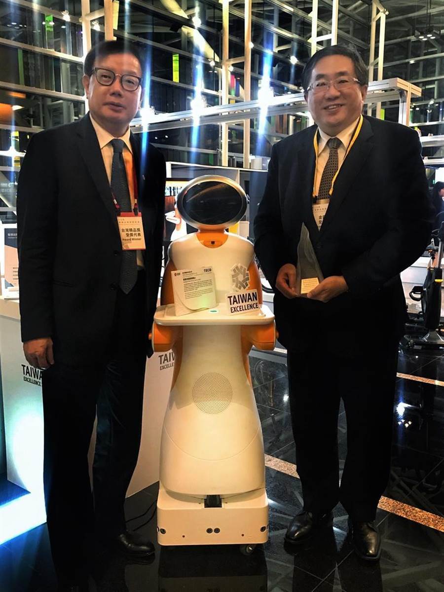 (東元電機自行開發送餐機器人27日獲頒臺灣精品獎銀質獎,圖右為代理總經理連昭志、左為負責開發的東元電機自動化暨智能系統事業部協理林勝泉。圖/業者提供)