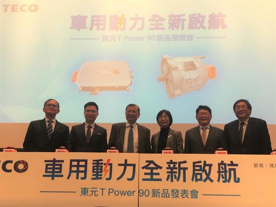 東元集團會長黃茂雄（左三）、東元董事長邱純枝（右三）、代理總經(jīng)理連昭志（右一）、與交通部次長黃玉霖（右二）與貿(mào)協(xié)董事長黃志芳（左二）、工研院所長胡竹生（左一），今日共同主持東元車用動力，全新啟航典禮。圖／沉美幸