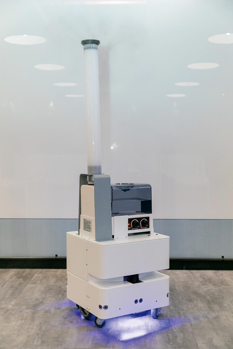 東元3日發(fā)表智慧UVC消毒防疫機(jī)器人，以3D列印技術(shù)，制作雙向360度全面向噴頭，進(jìn)行大面積的噴霧消毒。圖／東元提供