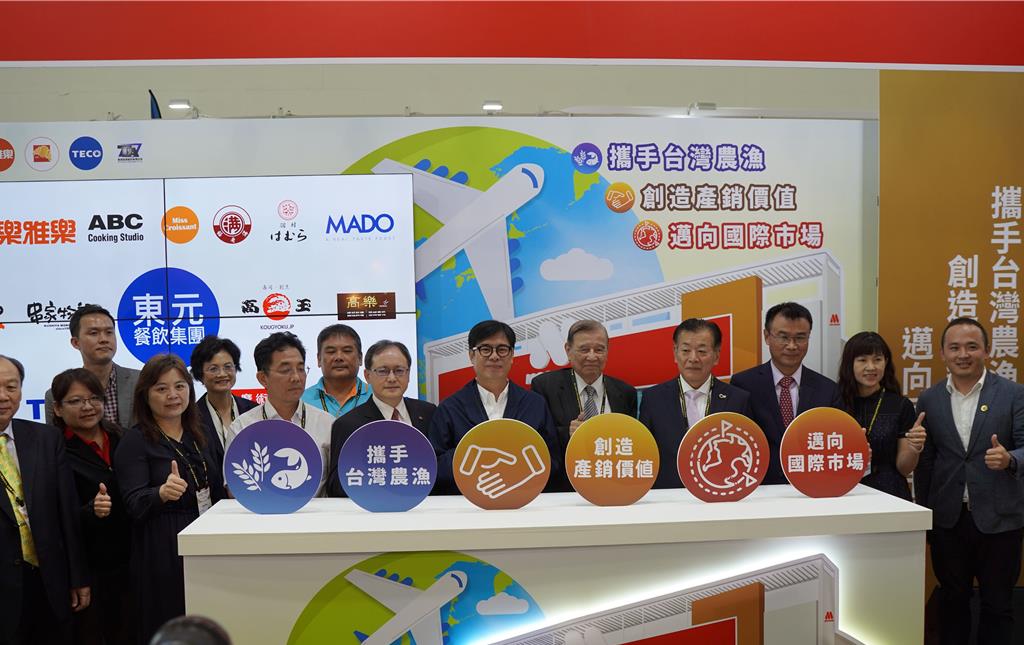 東元餐飲集團(tuán)率三大品牌摩斯?jié)h堡、樂雅樂餐廳、蜜可頌及東元電機(jī)連續(xù)五年參加高雄國際食品展。(東元提供)