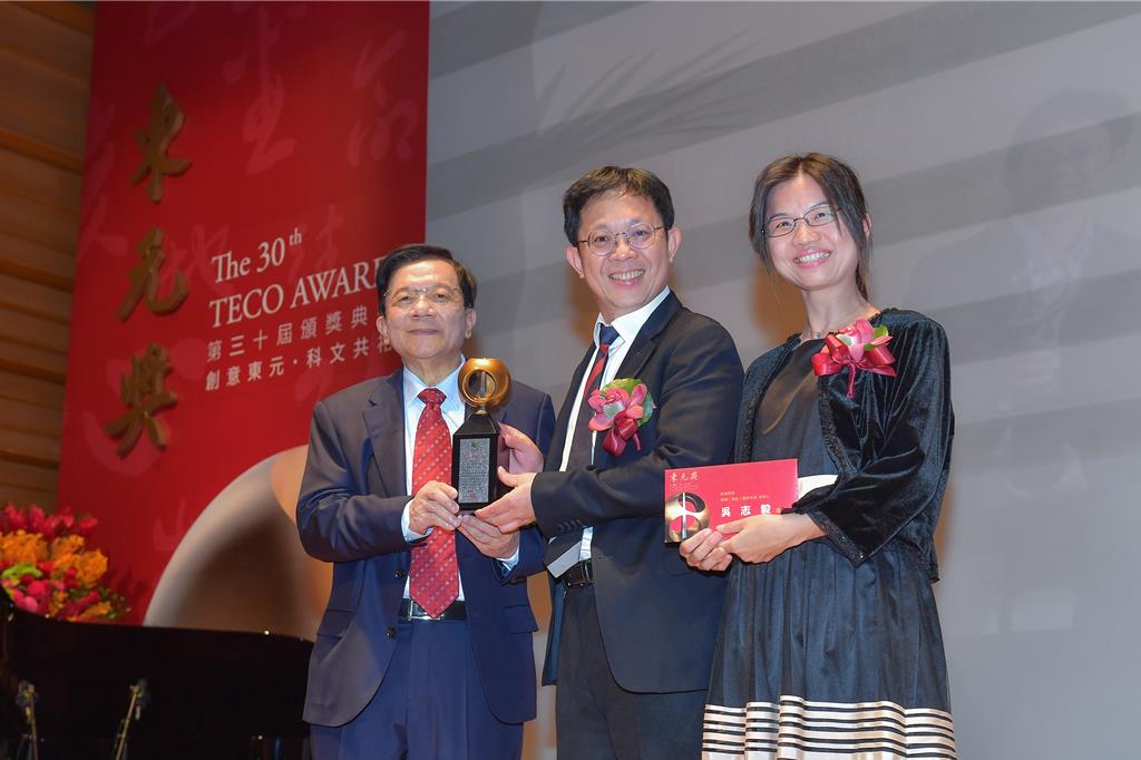 工研院副總暨資深技術專家吳志毅(中)獲頒第30屆東元獎,工研院董事長李世光(左)和吳志毅夫人(右)也一同祝賀。(工研院提供/羅浚濱新竹傳真)